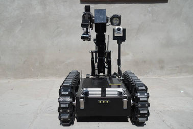 वायरलेस / वायर्ड टैक्फुल ईओडी रोबोट मैकेनिकल आर्म के साथ खतरनाक बमों को स्थानांतरित करने में मदद करता है